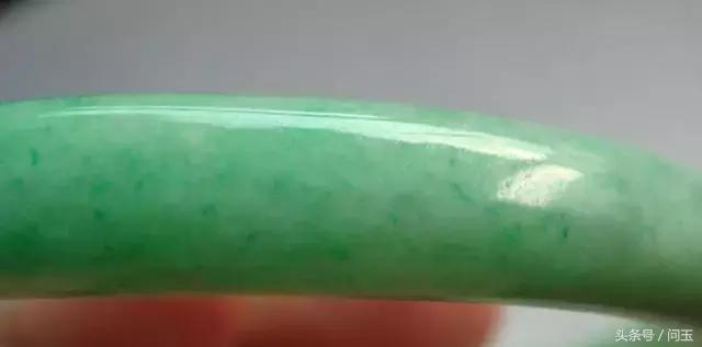 翡翠手镯到胳膊什么位置正好翡翠手镯胳膊-第12张图片-翡翠网 翡翠手镯到胳膊什么位置正好翡翠手镯胳膊-第12张图片-翡翠网