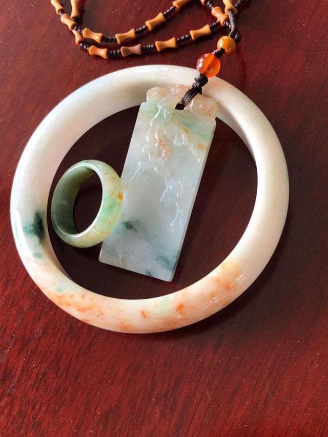 翡翠手镯怎么挑,杂质多的翡翠手镯图片-第1张图片-翡翠网 翡翠手镯怎么挑,杂质多的翡翠手镯图片-第1张图片-翡翠网