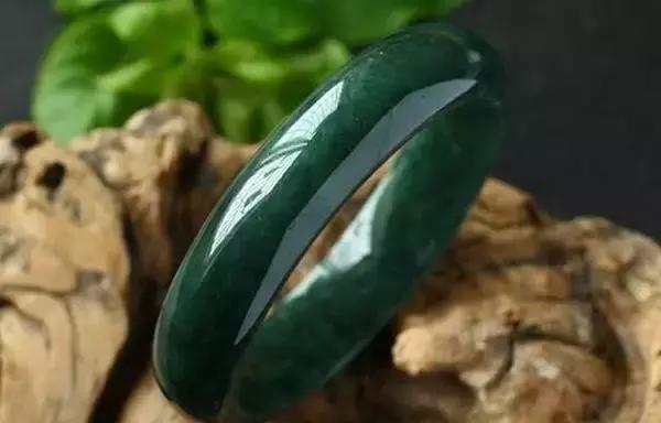 油青翡翠挂件干青翡翠挂件价格-第7张图片-翡翠网 油青翡翠挂件干青翡翠挂件价格-第7张图片-翡翠网