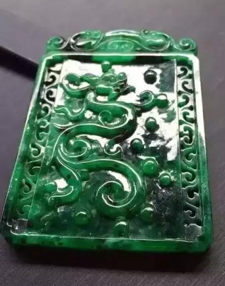 油青翡翠挂件干青翡翠挂件价格-第9张图片-翡翠网 油青翡翠挂件干青翡翠挂件价格-第9张图片-翡翠网