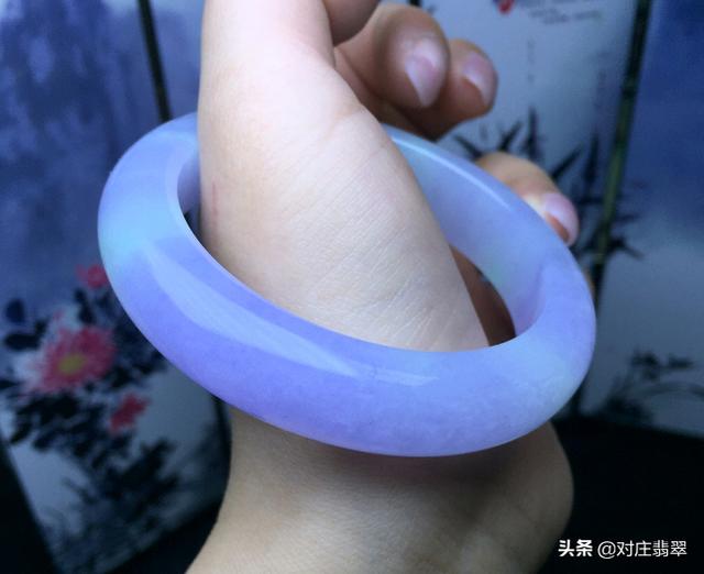 翡翠镯子对着光是紫色,春色翡翠手镯-第3张图片-翡翠网 翡翠镯子对着光是紫色,春色翡翠手镯-第3张图片-翡翠网