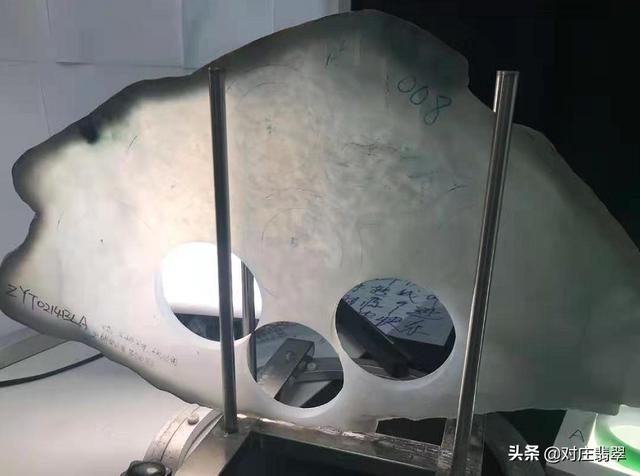 翡翠镯子对着光是紫色,春色翡翠手镯-第5张图片-翡翠网 翡翠镯子对着光是紫色,春色翡翠手镯-第5张图片-翡翠网