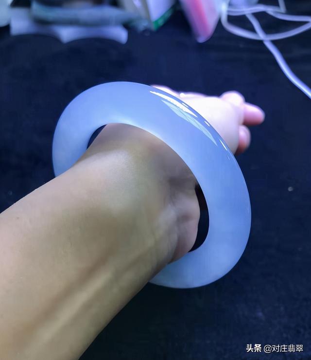 翡翠镯子对着光是紫色,春色翡翠手镯-第7张图片-翡翠网 翡翠镯子对着光是紫色,春色翡翠手镯-第7张图片-翡翠网