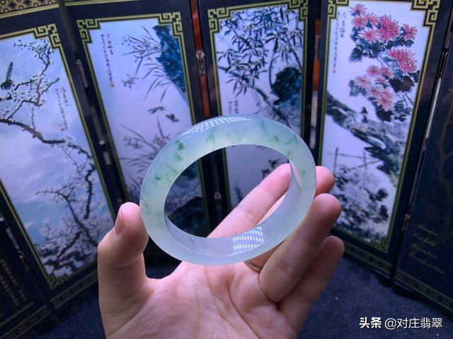 翡翠镯子对着光是紫色,春色翡翠手镯-第9张图片-翡翠网 翡翠镯子对着光是紫色,春色翡翠手镯-第9张图片-翡翠网