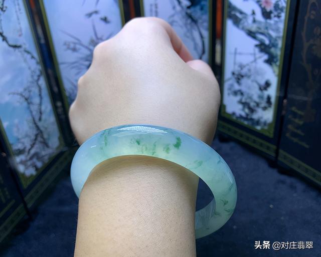 翡翠镯子对着光是紫色,春色翡翠手镯-第10张图片-翡翠网 翡翠镯子对着光是紫色,春色翡翠手镯-第10张图片-翡翠网