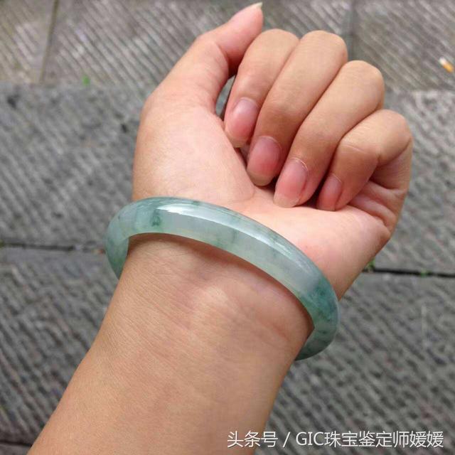翡翠手镯怎样挑选,真正的翡翠手链多少钱-第1张图片-翡翠网