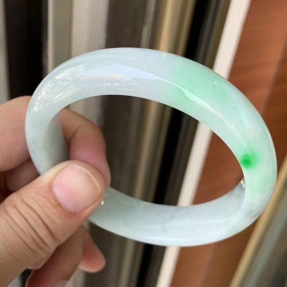翡翠手镯12种颜色,白底绿色翡翠手镯-第1张图片-翡翠网 翡翠手镯12种颜色,白底绿色翡翠手镯-第1张图片-翡翠网