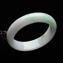 翡翠手镯12种颜色,白底绿色翡翠手镯-第2张图片-翡翠网 翡翠手镯12种颜色,白底绿色翡翠手镯-第2张图片-翡翠网