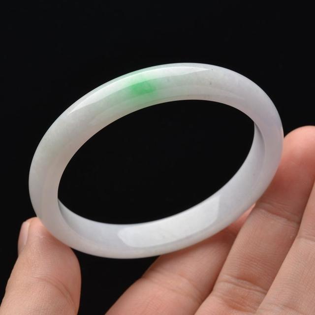 翡翠手镯12种颜色,白底绿色翡翠手镯-第3张图片-翡翠网 翡翠手镯12种颜色,白底绿色翡翠手镯-第3张图片-翡翠网