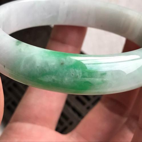 翡翠手镯12种颜色,白底绿色翡翠手镯-第4张图片-翡翠网 翡翠手镯12种颜色,白底绿色翡翠手镯-第4张图片-翡翠网