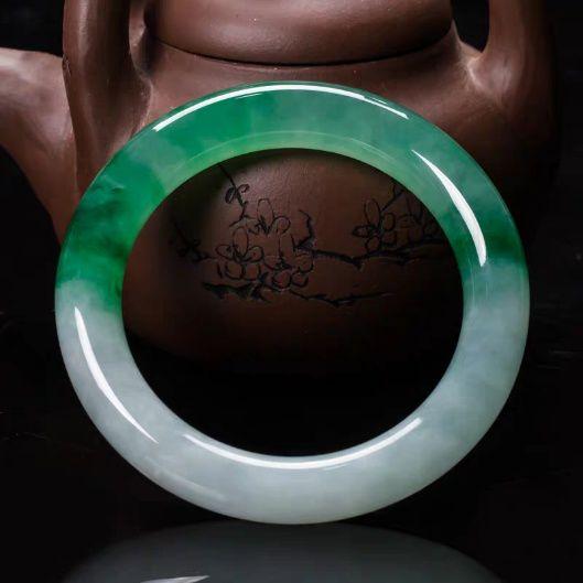 翡翠手镯12种颜色,白底绿色翡翠手镯-第5张图片-翡翠网 翡翠手镯12种颜色,白底绿色翡翠手镯-第5张图片-翡翠网