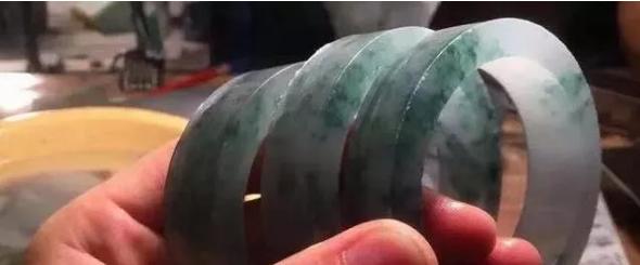 冰糯种飘花翡翠手镯价格,冰飘花翡翠手镯是啥档次-第8张图片-翡翠网