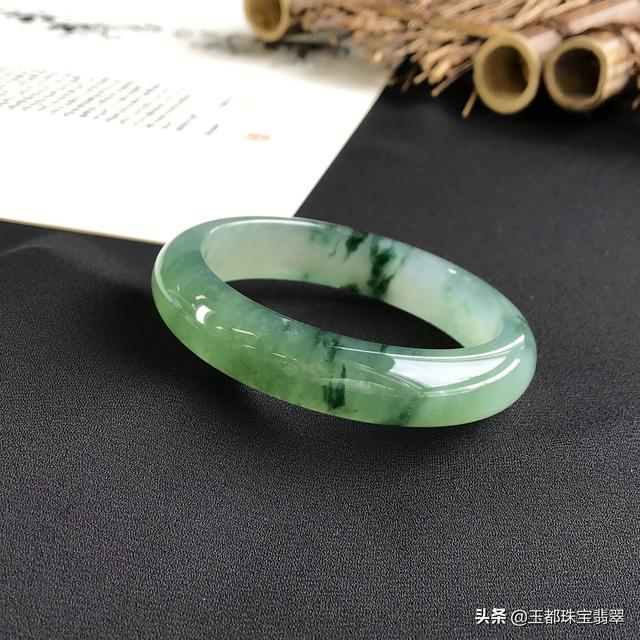 怎样快速辨别翡翠手镯,翡翠镯子鉴别-第2张图片-翡翠网 怎样快速辨别翡翠手镯,翡翠镯子鉴别-第2张图片-翡翠网