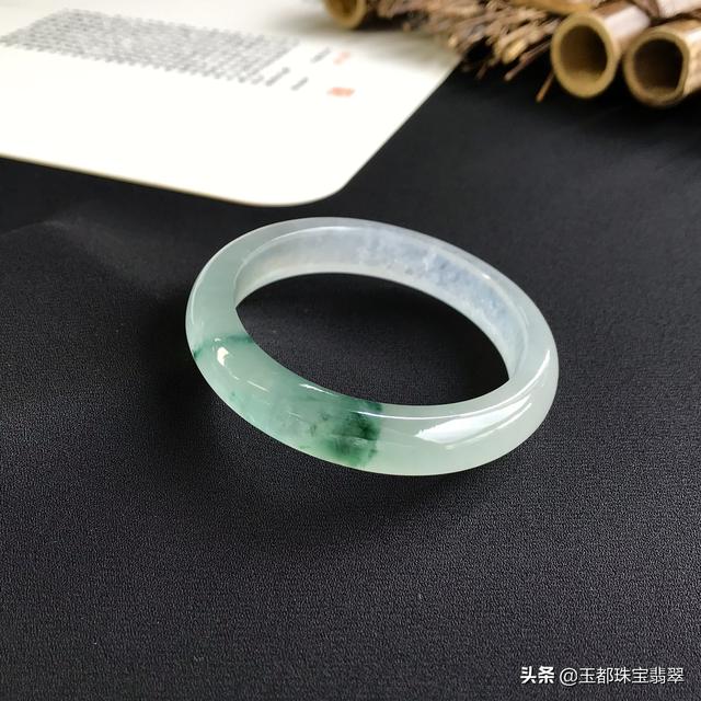 怎样快速辨别翡翠手镯,翡翠镯子鉴别-第3张图片-翡翠网 怎样快速辨别翡翠手镯,翡翠镯子鉴别-第3张图片-翡翠网