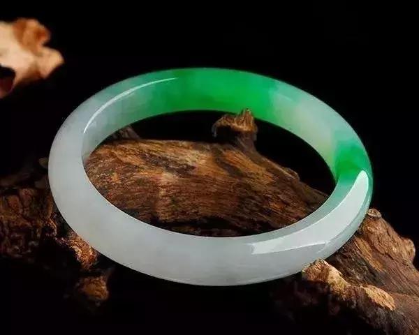 翡翠手镯越戴越白什么情况,翡翠手镯发黄了怎么恢复-第4张图片-翡翠网 翡翠手镯越戴越白什么情况,翡翠手镯发黄了怎么恢复-第4张图片-翡翠网