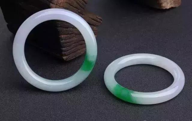 翡翠手镯越戴越白什么情况,翡翠手镯发黄了怎么恢复-第6张图片-翡翠网 翡翠手镯越戴越白什么情况,翡翠手镯发黄了怎么恢复-第6张图片-翡翠网