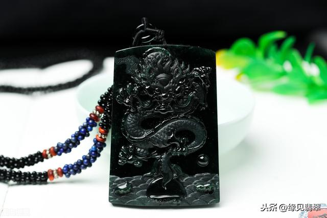 墨翡翠的鉴别方法墨翡翠的价格-第8张图片-翡翠网 墨翡翠的鉴别方法墨翡翠的价格-第8张图片-翡翠网