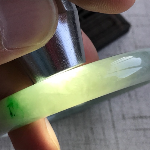 翡翠手镯有黑斑能买吗,翡翠手镯黑点-第2张图片-翡翠网 翡翠手镯有黑斑能买吗,翡翠手镯黑点-第2张图片-翡翠网