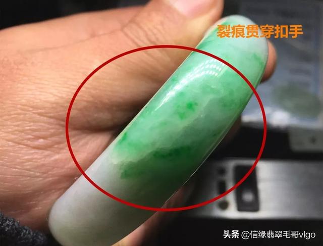 翡翠鉴定粒状纤维状交织结构翡翠手镯纤维交织结构-第2张图片-翡翠网 翡翠鉴定粒状纤维状交织结构翡翠手镯纤维交织结构-第2张图片-翡翠网