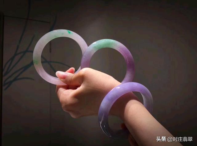 红皮翡翠巧雕,翡翠巧雕手镯-第2张图片-翡翠网 红皮翡翠巧雕,翡翠巧雕手镯-第2张图片-翡翠网