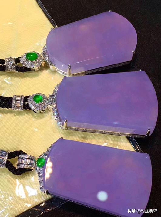 红皮翡翠巧雕,翡翠巧雕手镯-第5张图片-翡翠网 红皮翡翠巧雕,翡翠巧雕手镯-第5张图片-翡翠网