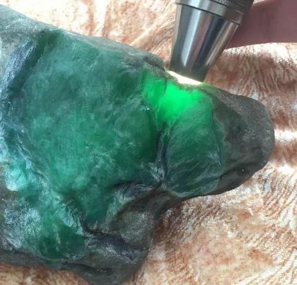 翡翠原石切开全部绿光翡翠原石叫什么-第2张图片-翡翠网 翡翠原石切开全部绿光翡翠原石叫什么-第2张图片-翡翠网