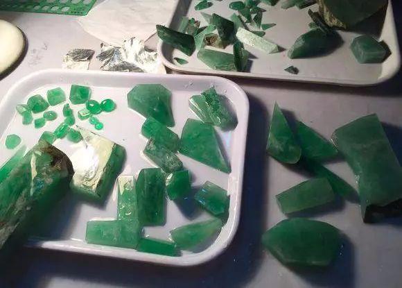 翡翠原石切开全部绿光翡翠原石叫什么-第4张图片-翡翠网 翡翠原石切开全部绿光翡翠原石叫什么-第4张图片-翡翠网