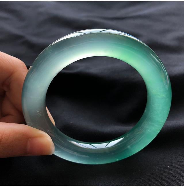 到哪里买翡翠手镯好,3千到4千的翡翠手镯是怎样的-第1张图片-翡翠网 到哪里买翡翠手镯好,3千到4千的翡翠手镯是怎样的-第1张图片-翡翠网