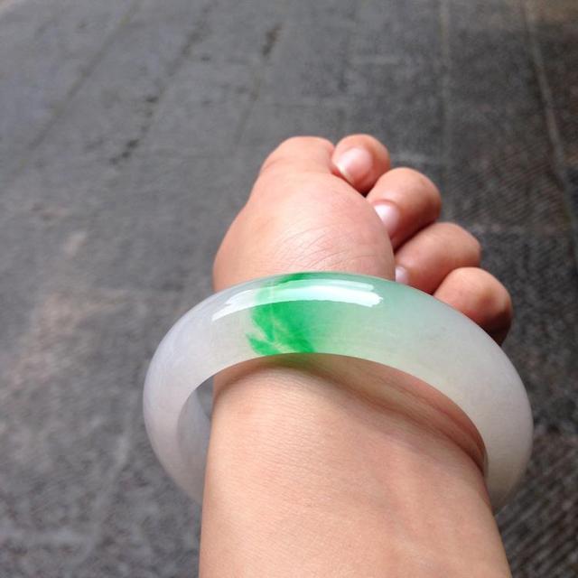 到哪里买翡翠手镯好,3千到4千的翡翠手镯是怎样的-第3张图片-翡翠网 到哪里买翡翠手镯好,3千到4千的翡翠手镯是怎样的-第3张图片-翡翠网