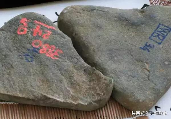 翡翠原石石皮讲解视频,翡翠原石皮壳上有黑点-第2张图片-翡翠网 翡翠原石石皮讲解视频,翡翠原石皮壳上有黑点-第2张图片-翡翠网