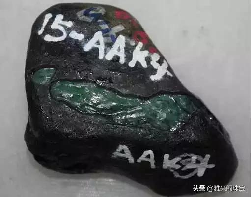 翡翠原石石皮讲解视频,翡翠原石皮壳上有黑点-第4张图片-翡翠网 翡翠原石石皮讲解视频,翡翠原石皮壳上有黑点-第4张图片-翡翠网