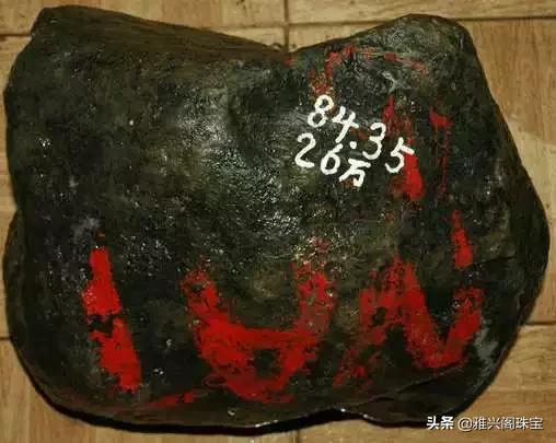 翡翠原石石皮讲解视频,翡翠原石皮壳上有黑点-第5张图片-翡翠网 翡翠原石石皮讲解视频,翡翠原石皮壳上有黑点-第5张图片-翡翠网