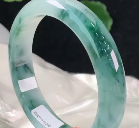 飘蓝花的翡翠手镯值多少钱,冰种飘蓝花翡翠手镯-第1张图片-翡翠网 飘蓝花的翡翠手镯值多少钱,冰种飘蓝花翡翠手镯-第1张图片-翡翠网