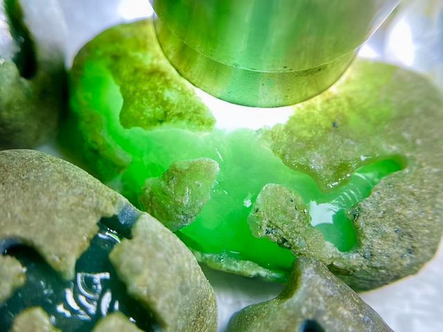 翡翠的原石哪里缅甸翡翠原石有什么颜色-第2张图片-翡翠网 翡翠的原石哪里缅甸翡翠原石有什么颜色-第2张图片-翡翠网