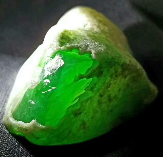 翡翠的原石哪里缅甸翡翠原石有什么颜色-第3张图片-翡翠网 翡翠的原石哪里缅甸翡翠原石有什么颜色-第3张图片-翡翠网