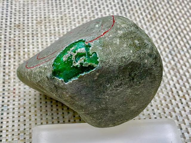 翡翠的原石哪里缅甸翡翠原石有什么颜色-第4张图片-翡翠网 翡翠的原石哪里缅甸翡翠原石有什么颜色-第4张图片-翡翠网