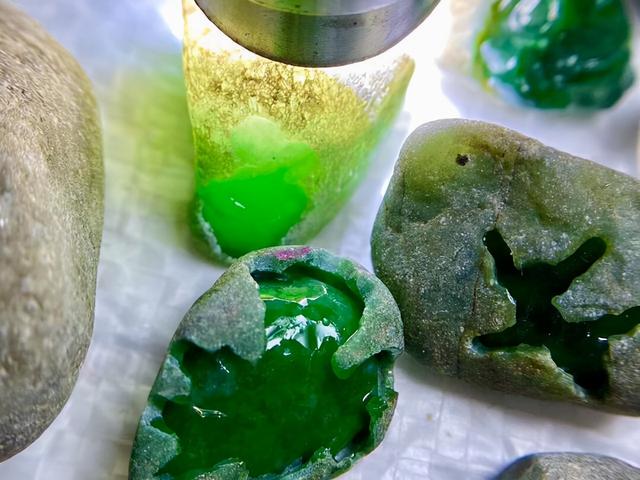 翡翠的原石哪里缅甸翡翠原石有什么颜色-第5张图片-翡翠网 翡翠的原石哪里缅甸翡翠原石有什么颜色-第5张图片-翡翠网