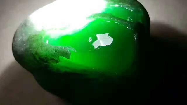 翡翠的原石哪里缅甸翡翠原石有什么颜色-第6张图片-翡翠网 翡翠的原石哪里缅甸翡翠原石有什么颜色-第6张图片-翡翠网