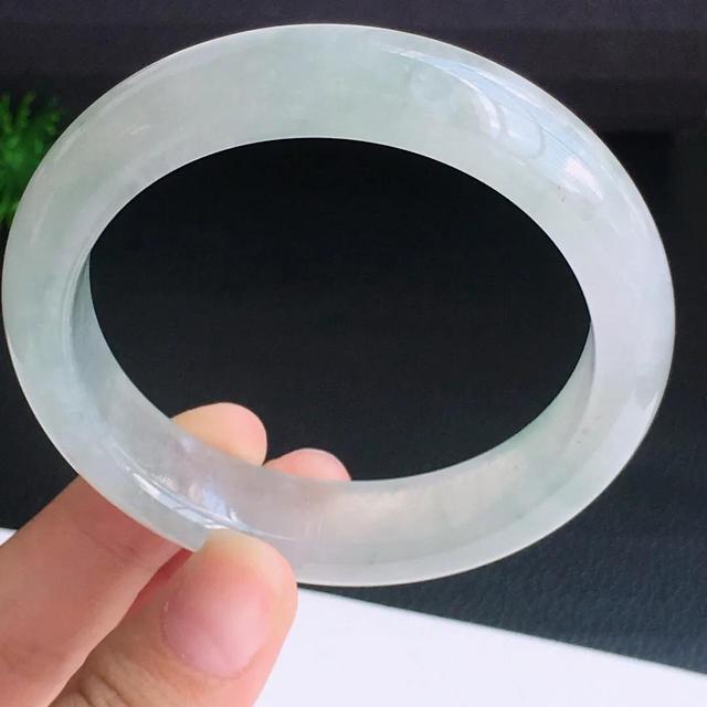 翡翠手镯心价格冰种翡翠手镯的价格-第1张图片-翡翠网 翡翠手镯心价格冰种翡翠手镯的价格-第1张图片-翡翠网