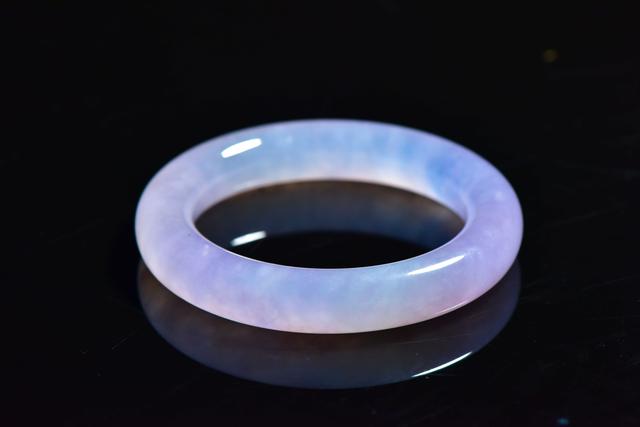 翡翠手镯冷,戴翡翠手镯怎么总感觉冷-第5张图片-翡翠网 翡翠手镯冷,戴翡翠手镯怎么总感觉冷-第5张图片-翡翠网