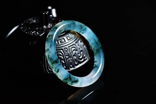 翡翠手镯冷,戴翡翠手镯怎么总感觉冷-第6张图片-翡翠网 翡翠手镯冷,戴翡翠手镯怎么总感觉冷-第6张图片-翡翠网