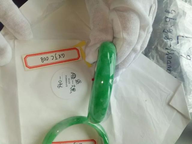 翡翠手镯a货吊坠翡翠a货挂坠多少钱-第3张图片-翡翠网