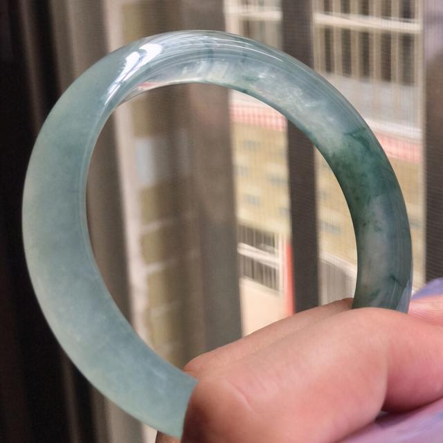 翡翠手镯有裂纹怎么办翡翠手镯好像冰渣的-第2张图片-翡翠网 翡翠手镯有裂纹怎么办翡翠手镯好像冰渣的-第2张图片-翡翠网