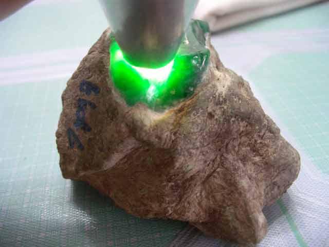 玻璃种翡翠原石莫湾基翡翠原石精华-第2张图片-翡翠网 玻璃种翡翠原石莫湾基翡翠原石精华-第2张图片-翡翠网