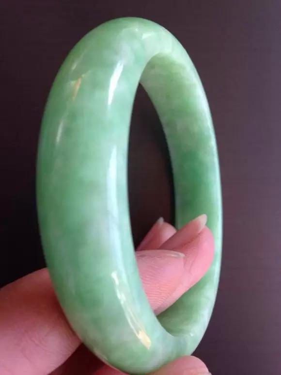 翡翠手镯戴在哪只手好,豆色翡翠手镯好不好-第1张图片-翡翠网 翡翠手镯戴在哪只手好,豆色翡翠手镯好不好-第1张图片-翡翠网