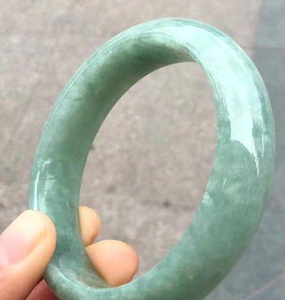 翡翠手镯戴在哪只手好,豆色翡翠手镯好不好-第2张图片-翡翠网 翡翠手镯戴在哪只手好,豆色翡翠手镯好不好-第2张图片-翡翠网