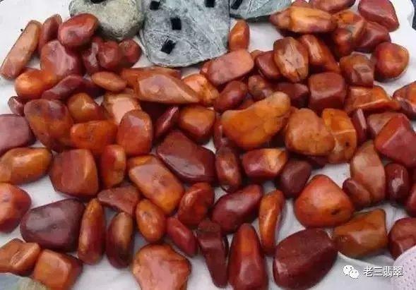 带红翡的翡翠手镯值钱吗,翡翠红翡知识-第2张图片-翡翠网 带红翡的翡翠手镯值钱吗,翡翠红翡知识-第2张图片-翡翠网