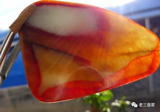 带红翡的翡翠手镯值钱吗,翡翠红翡知识-第8张图片-翡翠网 带红翡的翡翠手镯值钱吗,翡翠红翡知识-第8张图片-翡翠网