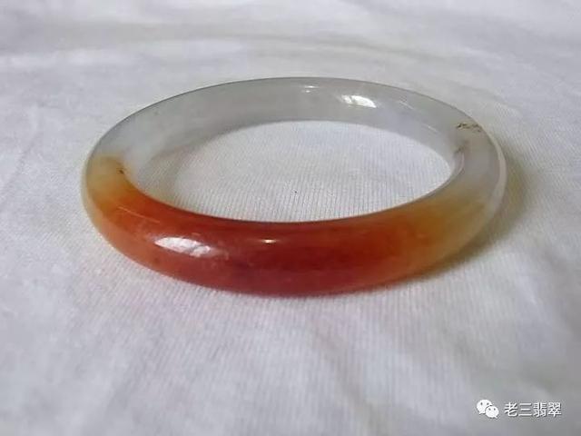 带红翡的翡翠手镯值钱吗,翡翠红翡知识-第11张图片-翡翠网 带红翡的翡翠手镯值钱吗,翡翠红翡知识-第11张图片-翡翠网