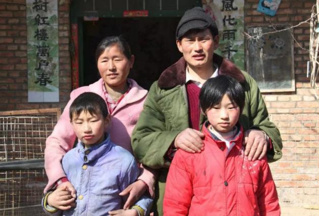 翡翠手镯网红极品红翡翡翠手镯-第2张图片-翡翠网 翡翠手镯网红极品红翡翡翠手镯-第2张图片-翡翠网